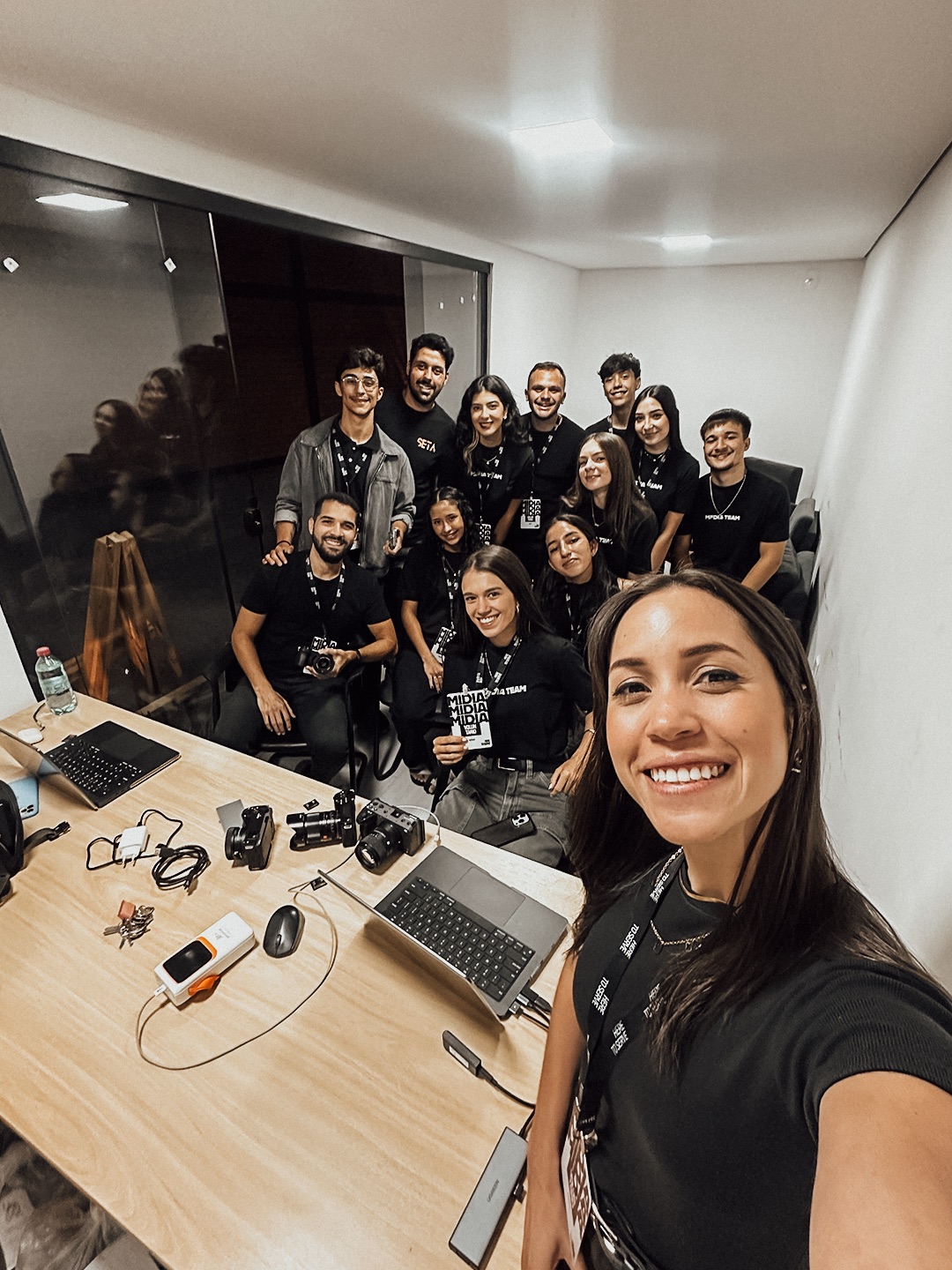 Shairemy e equipe de mídia em encontro de mentoria
