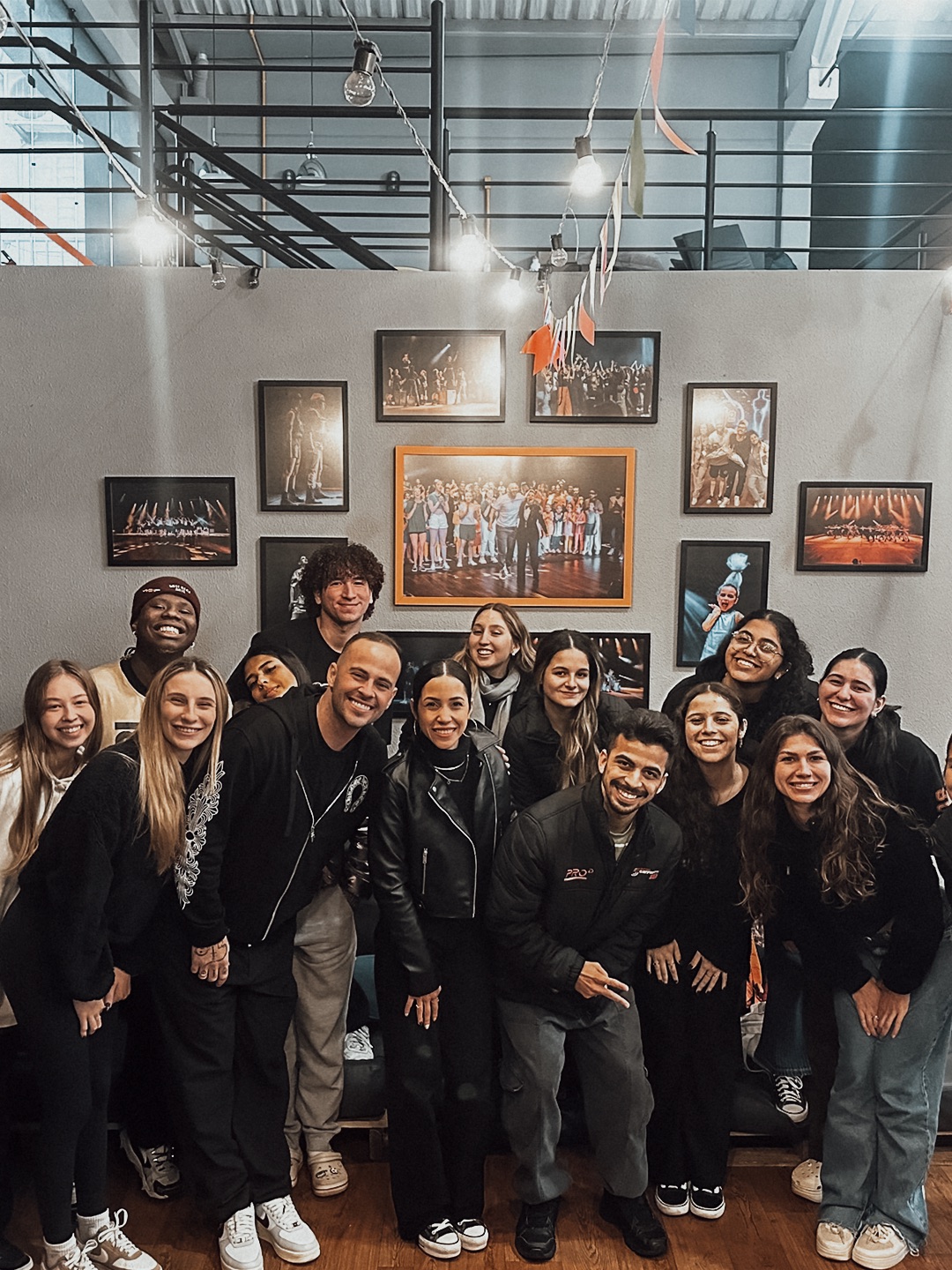 Equipe reunida em frente ao mural de fotos