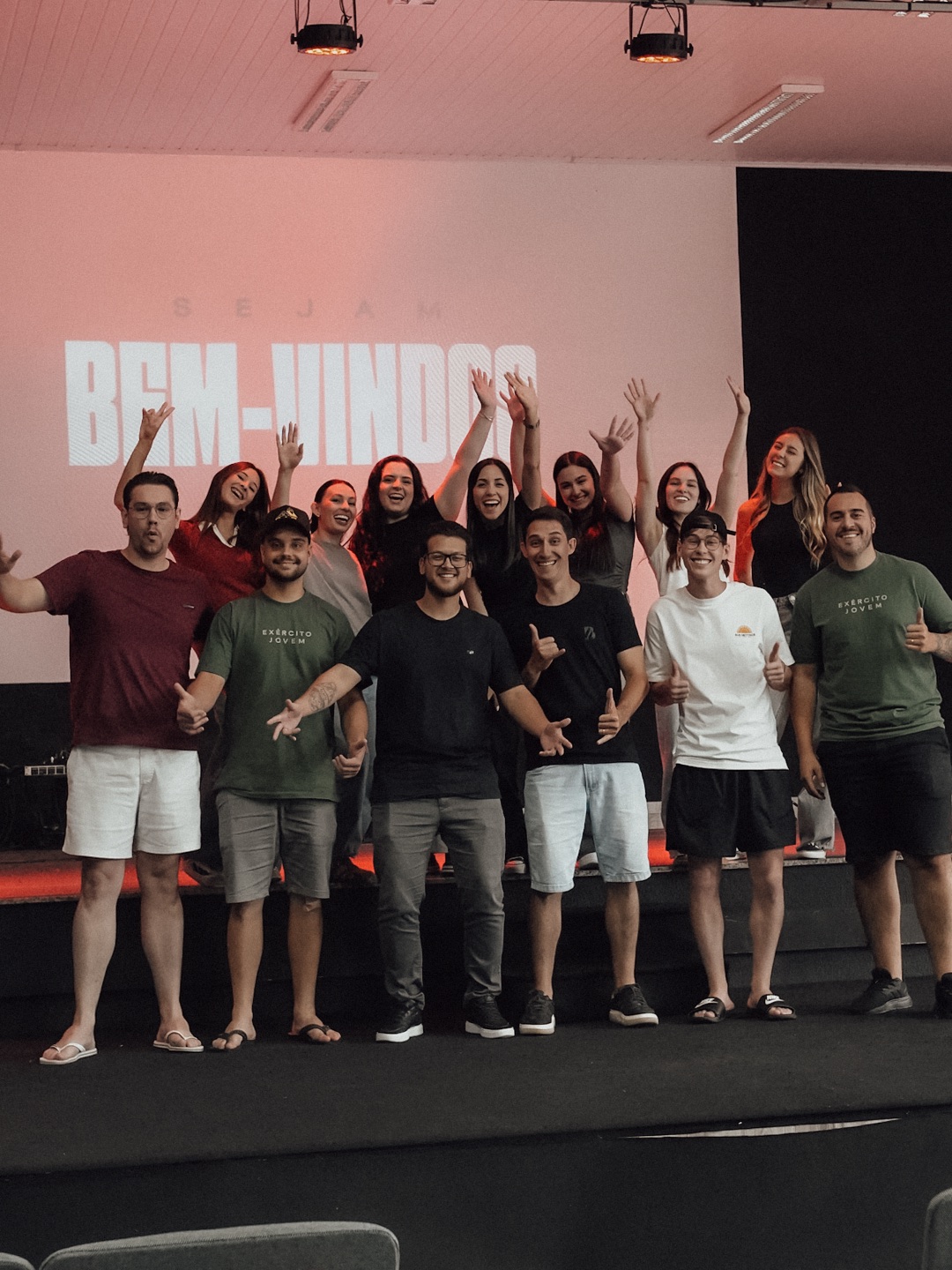 Equipe de mídia reunida no palco